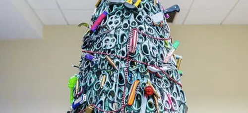 Un aéroport confectionne un sapin avec les objets confisqués aux...