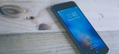 Le cambrioleur appelle sur son téléphone oublié, un policier lui...