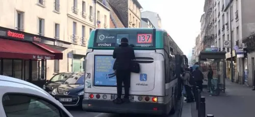 Grève : un homme accroché à l’arrière d’un bus RATP (photo)