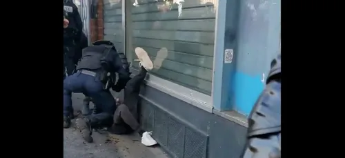 Un manifestant roué de coup par un policier à Paris (vidéo)
