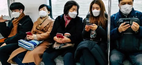 Il asperge de désodorisant un passager asiatique dans le métro par...