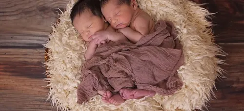 En plein confinement, elle appelle ses jumeaux Corona et Covid