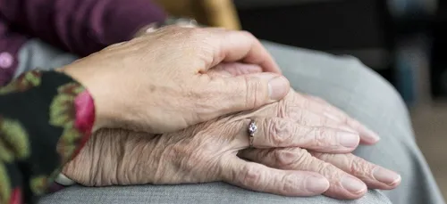 Elle commence une grève de la faim pour pouvoir voir sa mère...