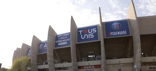 PSG : le soutien aux professionnels mobilisés affiché sur le Parc...