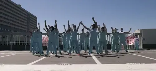 Ils dansent sur le toit de l’hôpital pour le respect du confinement...