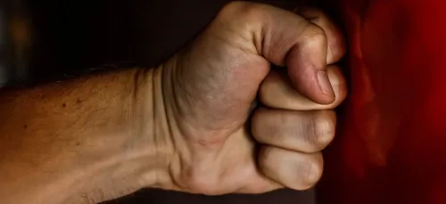 Rungis : une fillette saute de son immeuble pour fuir son père violent