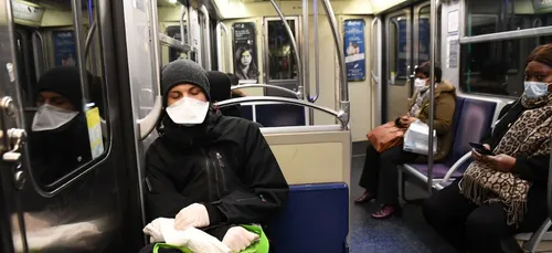 Les masques en tissu promis aux abonnés Navigo sont disponibles en...