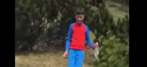 L'incroyable sang-froid de cet enfant tombé nez à nez avec un ours...