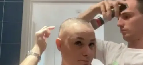 Ce Français rase le crâne de sa petite-amie et émeut la toile (Vidéo)