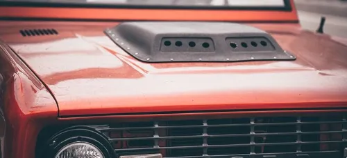 Elle roule 5 km avec son ex agrippé sur le capot de son véhicule