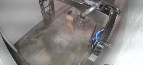 Un homme surpris en train de prendre sa douche dans un lave-auto...