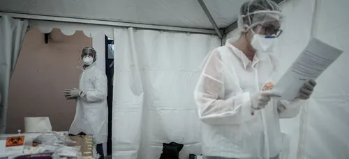 Des tests gratuits sous des tentes à Paris