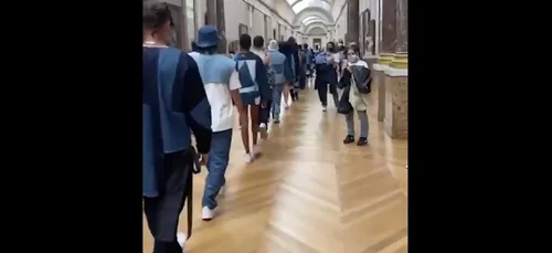 Refoulée du Louvre pour sa tenue, elle y organise un défilé...