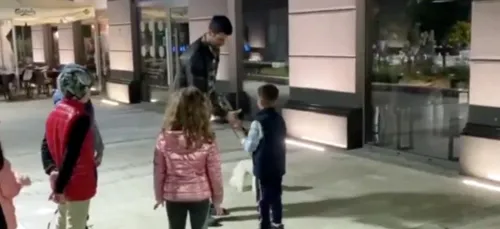 Quand Novak Djokovic donne un cours de tennis dans la rue à des...