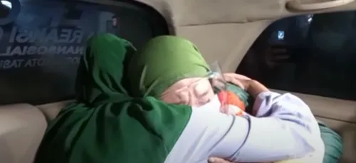 Des soeurs jumelles séparées depuis 20 ans se retrouvent grâce à...