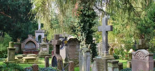 Elle fait une chute au cimetière et passe la nuit entière dans une...