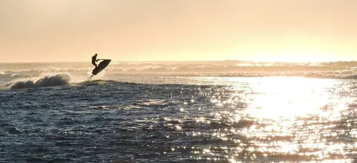 Il traverse 40km en pleine mer et en jet ski pour rejoindre sa...