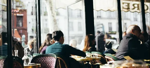 Bars, restaurants, cinémas fermés : un gérant de bars propose un...