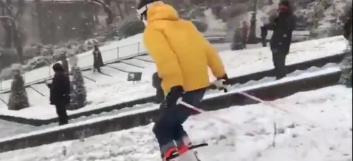 Neige à Paris : un homme fait du ski à Montmartre (Vidéo)