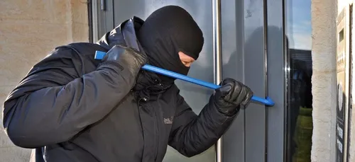 Des voleurs appellent la police par erreur pendant un cambriolage !