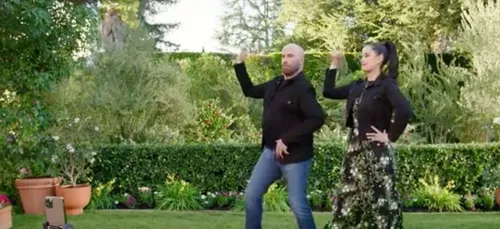 Quand John Travolta reproduit une chorégraphie de « Grease » avec...