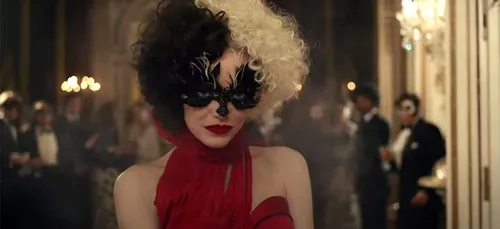 "Cruella" : Emma Stone métamorphosée dans la première bande-annonce...