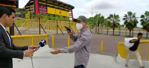 Équateur : un journaliste menacé par une arme et volé en direct à...