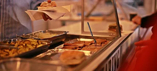 Menus sans viande à la cantine : "un débat préhistorique" regrette...