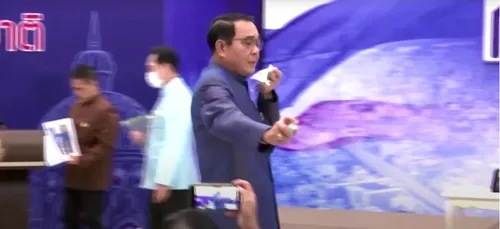 Agacé par des journalistes, le Premier ministre thaïlandais les...