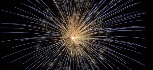 Paris : des supporters du PSG tirent un feu d’artifice devant...