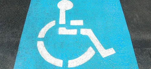 Les places handicapées bientôt accessibles aux femmes enceintes ?