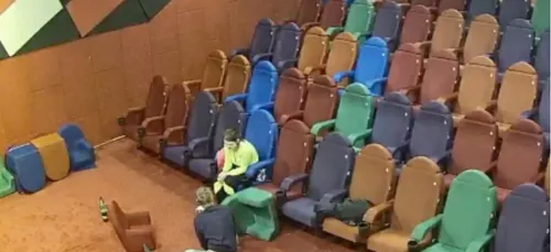 Un couple pénètre par effraction dans un cinéma fermé pour faire...