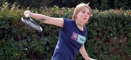 Une joueuse de tennis vend une partie de son bras contre de la...