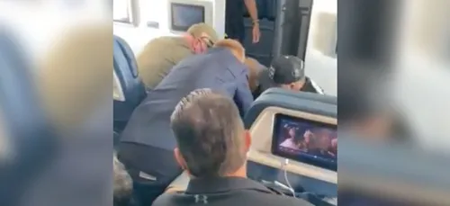 Un passager tente d'ouvrir la porte de l'avion en plein vol pour...