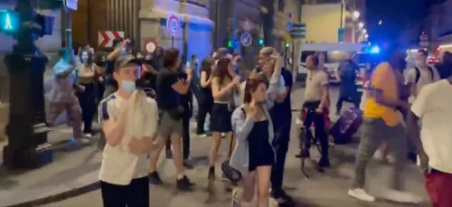 Aux Invalides, des centaines de jeunes se rassemblent pour la...