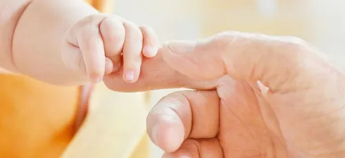 Appelé pour un accouchement en urgence, un pompier adopte la petite...