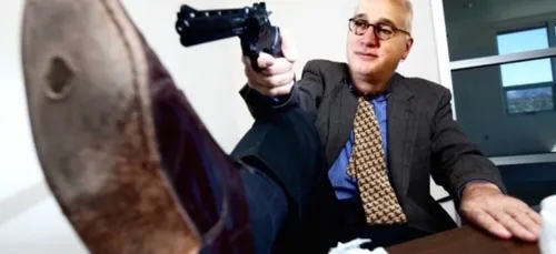 Il se tire une balle dans le pied pour voir ce que ça fait !