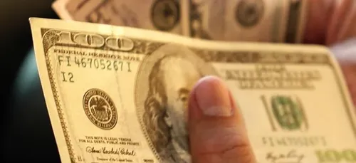 Il cachait 9600 dollars dans son ventre !