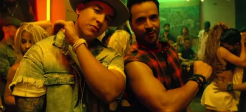 Une fillette ne peut pas s'empêcher de danser sur "Despacito" de...