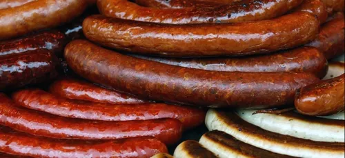 Une famille découvre 7 kilos de saucisses dans son jardin !