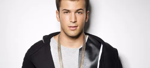 David Carreira embrasse sa petite-amie sur scène (Vidéo)