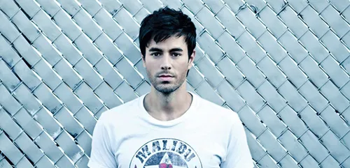 Enrique Iglesias : entre deux concerts, il s'envoie en l'air ! (Vidéo)