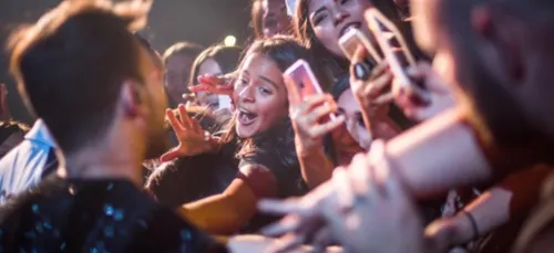 Pourquoi les artistes latinos sont très proches de leurs fans !