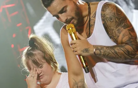 Maluma, touché par une fan en Espagne