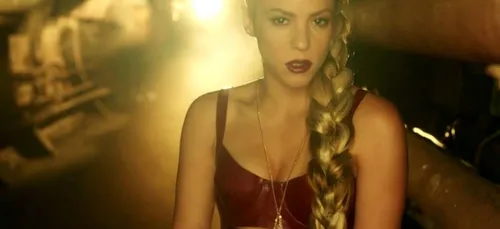 Shakira déchire tout dans son nouveau clip !