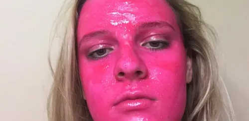 C’est pas une bonne idée de se peindre le visage en rose !
