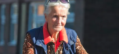 Mamy tape l’incruste aux enterrements !