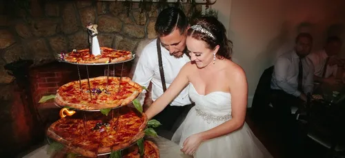 Ils servent des pizzas à la place du gâteau de mariage !