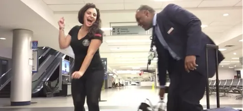 Elle rate son avion et organise une soirée dansante à l’aéroport !...