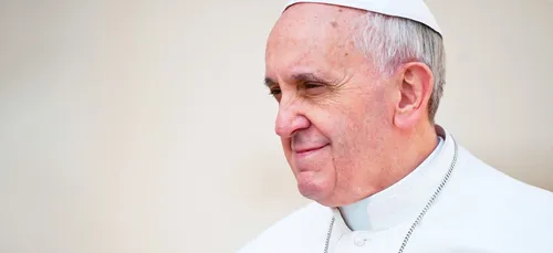 Deux prisonniers invités à déjeuner avec le pape en profitent pour...